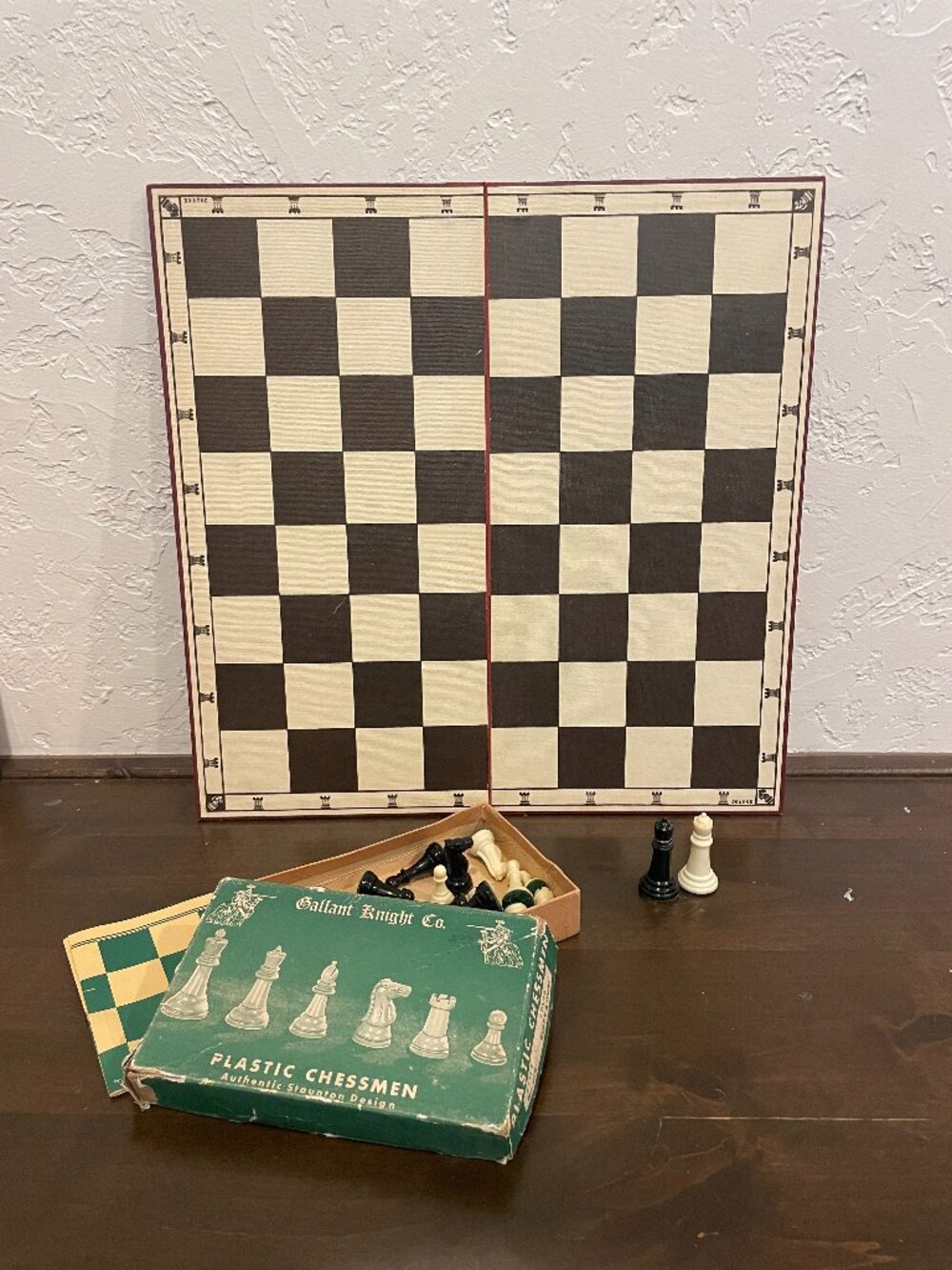 Vintage Gallant Knight Plastic Chessmen Set Staunton Style Complete Box 2 Boards